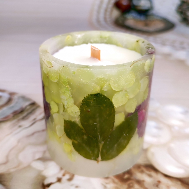 Свеча восковая с шиповником