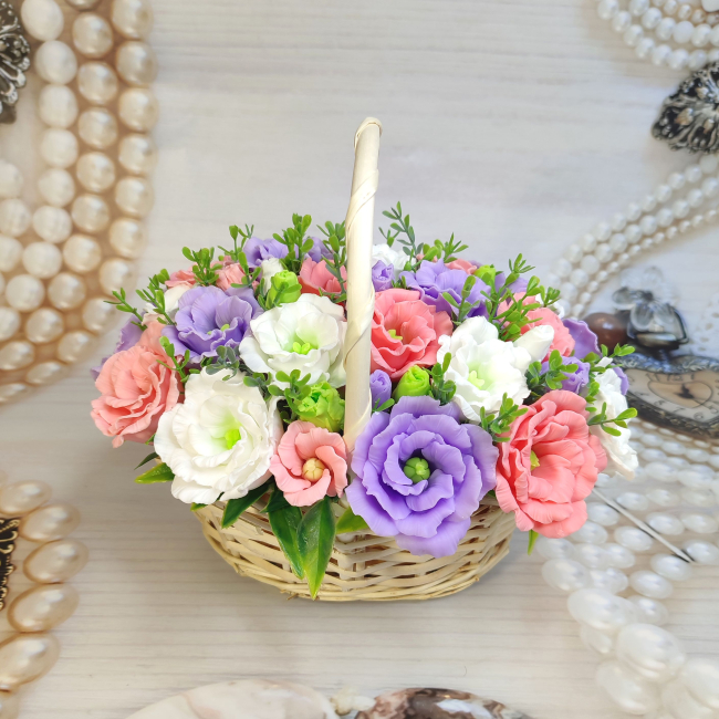 Корзина с эустомами