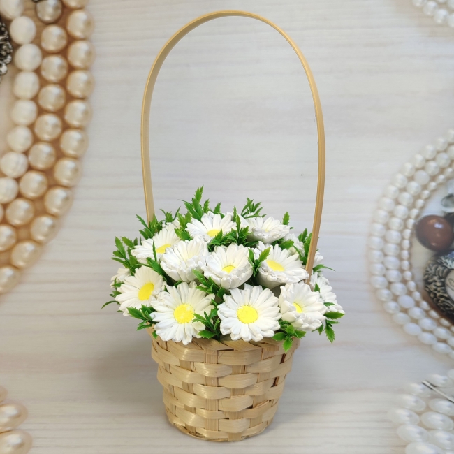 Корзина с ромашками