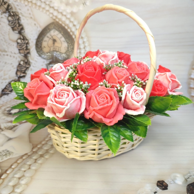Большая корзина с розами из мыла