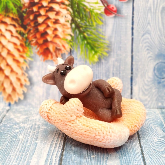 Бычок Игнат на варежке из мыла