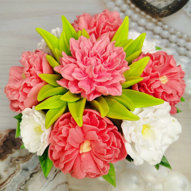 Пионы эустомы и георгины в букете