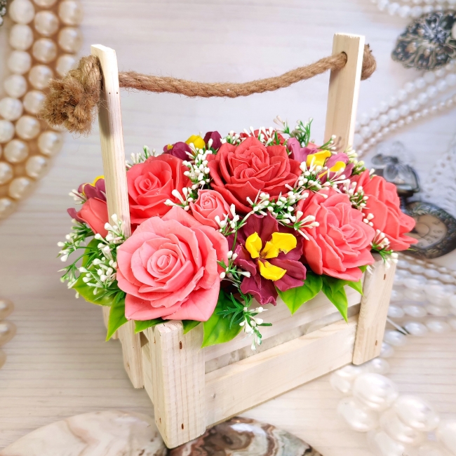 Букет с розами и ирисами