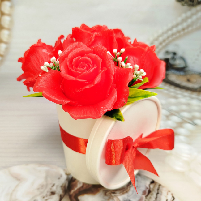 яркие алые розы в стаканчике