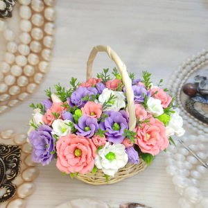 Эустомы в корзине