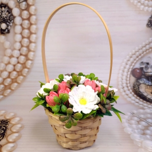 Белые космеи и розовые тюльпаны