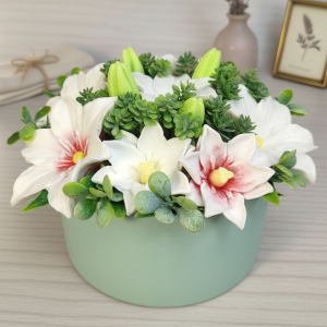 Лилии в круглой коробке