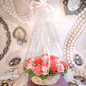 Мыльные розы в большой корзине