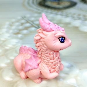 Розовый дракончик