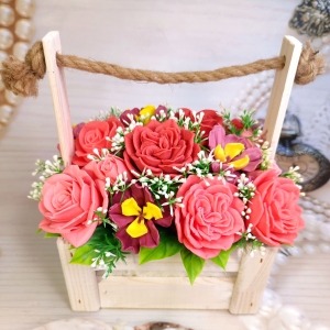 Ирисы и розы