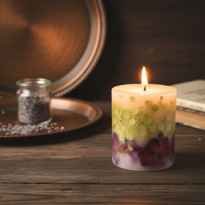 Свеча с гортензией ботаническая на столе