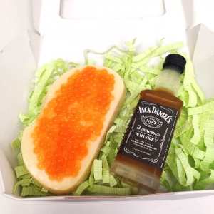 Бутерброд с икрой и виски из мыла