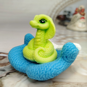 Змея и варежки